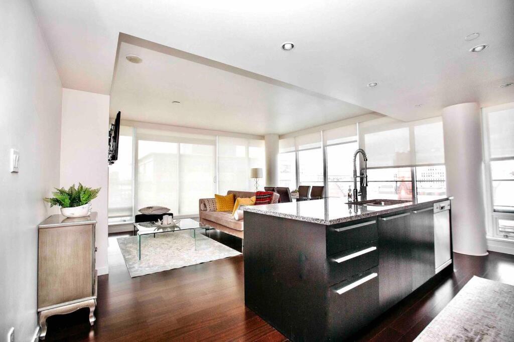 Victoria'S Best Location 2 Bedroom Luxe Condo Exterior foto