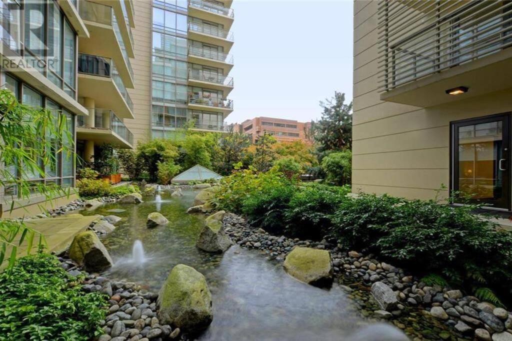 Victoria'S Best Location 2 Bedroom Luxe Condo Exterior foto