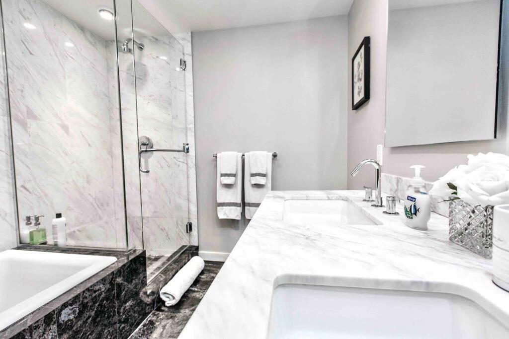 Victoria'S Best Location 2 Bedroom Luxe Condo Exterior foto